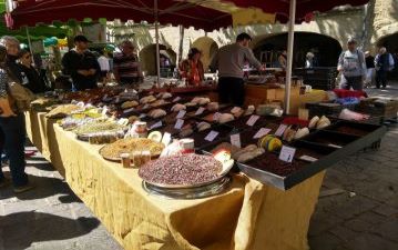 marché à Uzès
